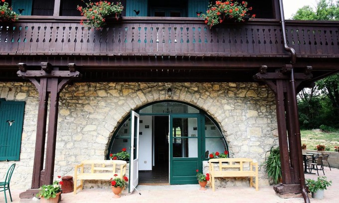 Csesznek Bed & Breakfast | Top-Rated Hubertus Fogadó: Pet-Friendly Getaway Awaits