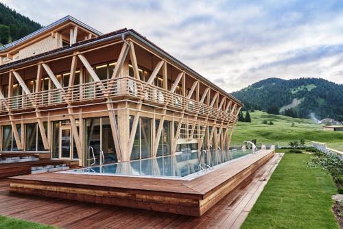 Balderschwang Hotel | Experience HUBERTUS Mountain Refugio Allgäu: 4-Star Escape