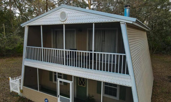 Fort White House | Idyllic Huck's Hideaway by the Santa Fe River - 10/10 Rated