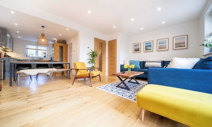 Newquay House | Huckleberry 4-Bed Home with Spa and Hot Tub Retreat