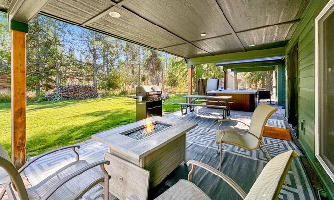 Wagon Wheel Apartment | New Four Bedroom Cabin in Donnelly - Rated 10/10!