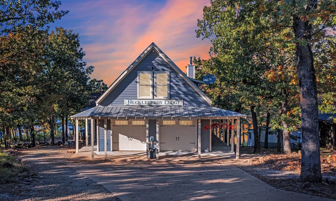 Hoyt House | Discover Huckleberry Lodge by Lake Eufaula with Unique Amenities