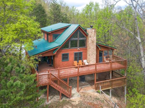 Gatlinburg - Pigeon Forge House | Huckleberry Ridge: Cozy Retreat with Hot Tub & Pool Table