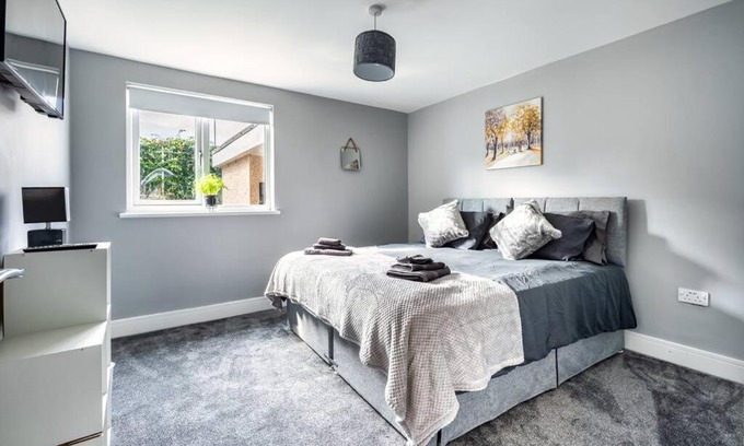 East Kilbride Apartment | Comfortable Hudson Apartment: A Family-Friendly Retreat