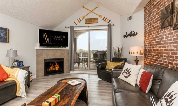 East Kootenay Condo | Hudson Pointe: Top Floor Oasis with Pool & Hot Tub