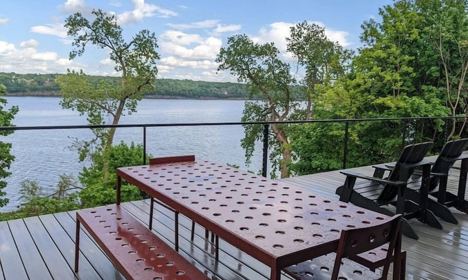 Malden House | Experience Hudson River Cliff House: Pet-Friendly Paradise