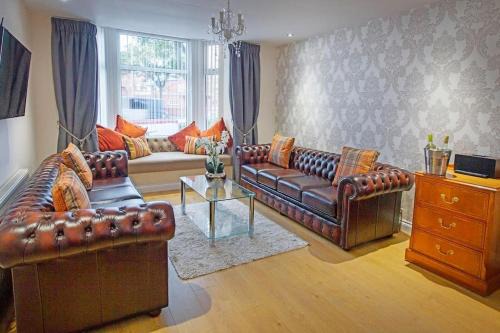 Scarborough House | Spacious 12 Bedroom Retreat with Hot Tubs & Pet-Friendly Stay