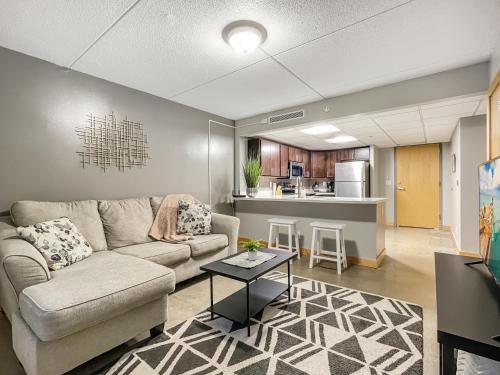 Downtown Des Moines Apartment | Spacious 2BR Apartment Near Wells Fargo with Free Parking