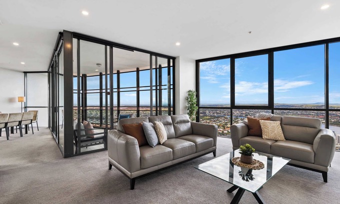 Brisbane Central Business District Apartment | Ocean View Sub Penthouse: Perfect for Families & Relaxation