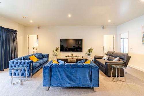 Ballarat North House | Spacious 4BR with Pool Table, Breakfast & Family Amenities