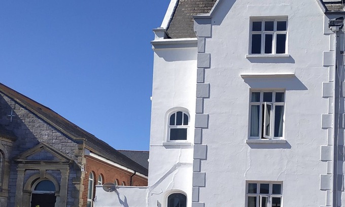 Exmouth House | Exceptional 5-Bedroom Grade II Home with Pool and Parking