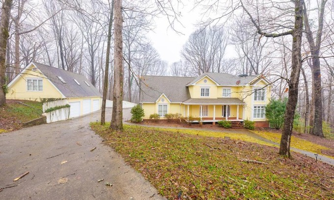 Gainesville House | Spacious 5-Bedroom Retreat by Lake Lanier & Chateau Elan