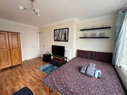 Hammersmith Apartment | Spacious 3-Bedroom Flat in Hammersmith with Breakfast