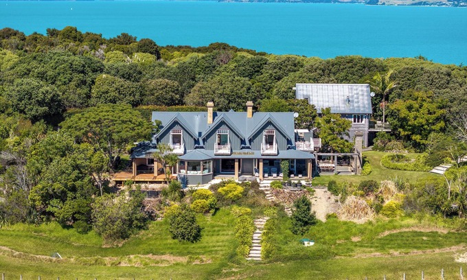 Oneroa Cabin | Spacious Estate with Breathtaking Vistas and Great Amenities