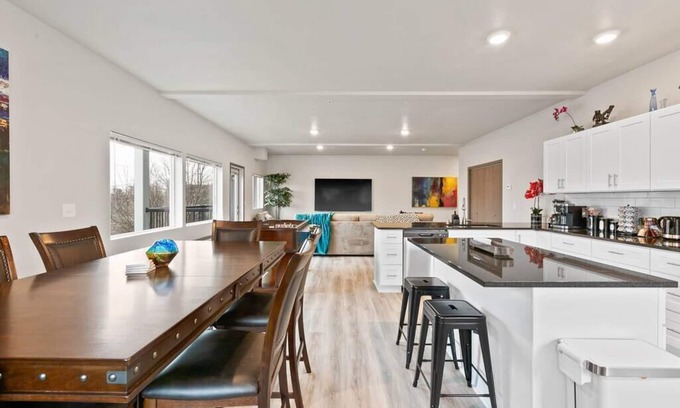 South Perry District Apartment | Trendy Apartment Near Perry District & Downtown - 10/10 Rated!