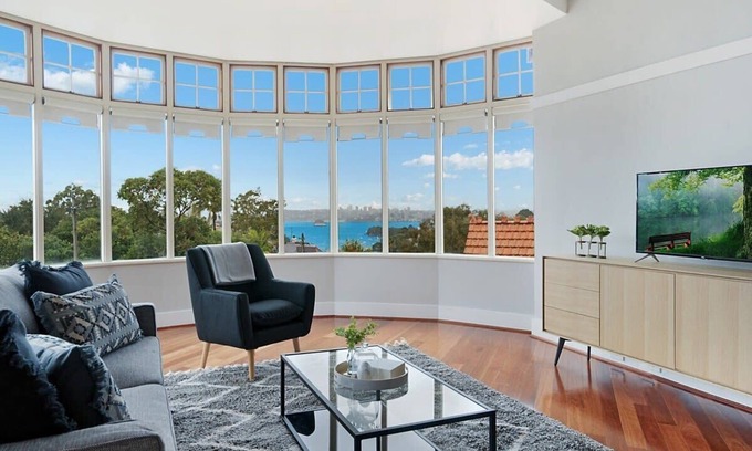 Cremorne Apartment | Inviting Harbour View Apartment in Historic Home