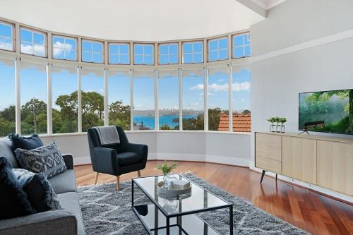 Cremorne Apartment | Beautiful Harbour View Apartment in Historic Home