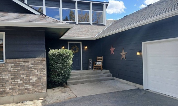Mica House | Huge Home, Pool Table, Hot Tub