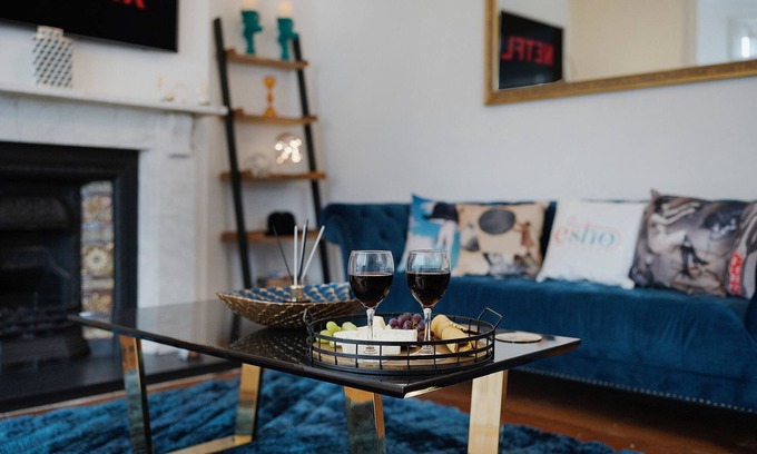 Gloucester House | Spacious House with Free Parking, WiFi & Pool Access