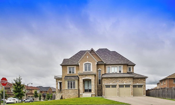 York Regional Municipality House | Huge House with Free Parking for Cars and Boats