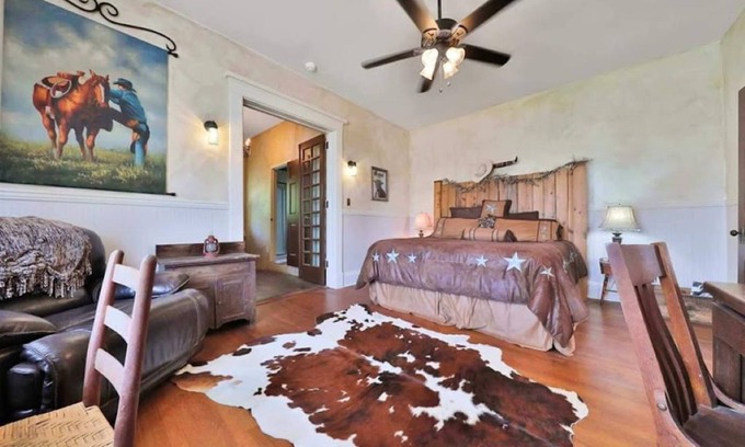 Gainesville Bed & Breakfast | Premier King Suite with Hot Tub, Pool & Top Guest Ratings
