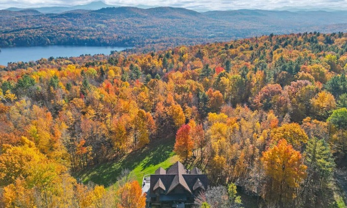 Hinesburg Cabin | Huge Log Cabin by Lake 22 PPL