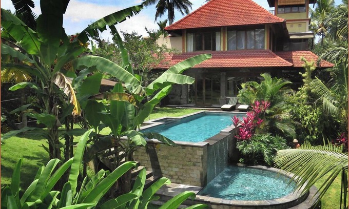 Ubud Villa | Elegant Estate with Pool, Spa & Walk to Ubud - Rated 9.8