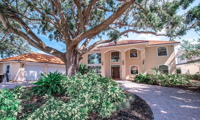 Cypress Gardens House | Lakefront Retreat: Family-Friendly Lake House with Pool