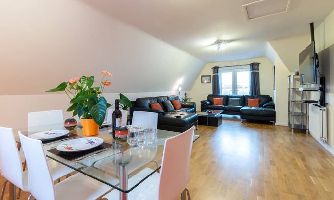 St Ives Apartment | Modern Penthouse with King Bed and Breakfast Included