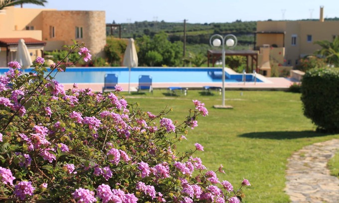 Houdetsi Apartment | Relaxing Retreat with Huge Pool and Spa Amenities