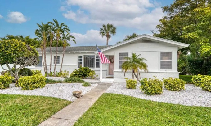 Bay Esplanade Cottage | Family-Friendly Retreat with Spa Near the Beach & Ocean View