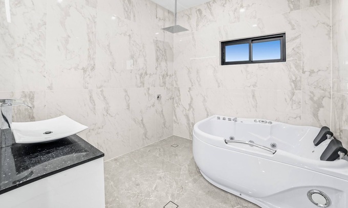 Trinity Beach Apartment | Spacious Beachfront Unit with Spa and Hot Tub - Rated 9.8