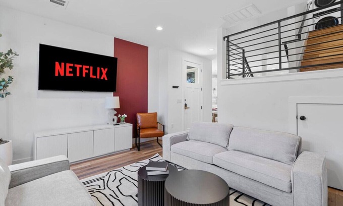 University Hills and Windsor Park House | Huge Windsor Park Home | Sleeps 12 | 14 Min to DTX