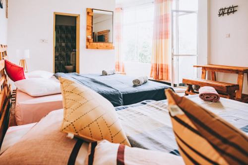 Nallathanniya House | Pet-Friendly Retreat: Hugging Clouds with Family Amenities