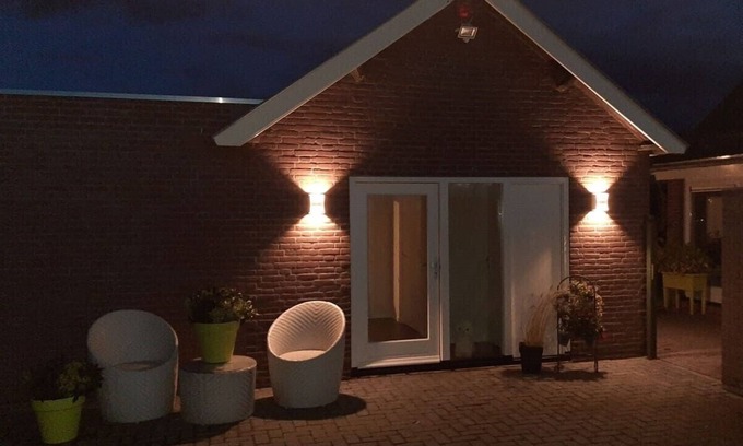 Nederasselt House | Relaxing Retreat with Pool and Spa for Perfect Getaways