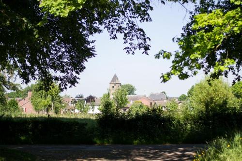 Eijsden Bed & Breakfast | Elegant Huize Mesch: Pet-Friendly Retreat with Hot Tub