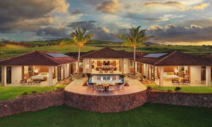 Omao House | Hula House: Oceanfront Villa with Pool & Spa Amenities
