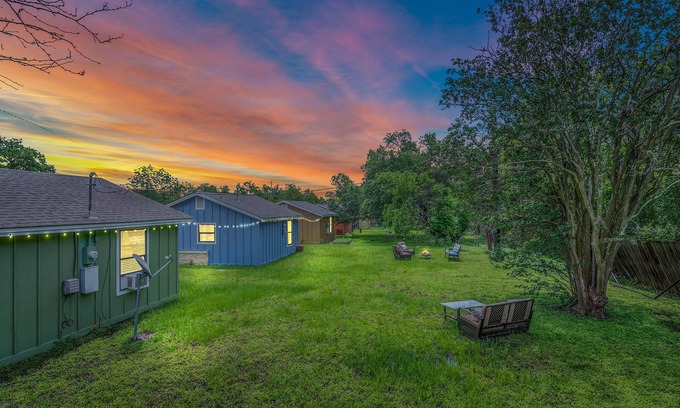 West Park Cottage | Convenient Hullabaloo Hut Near TAMU Campus for Families