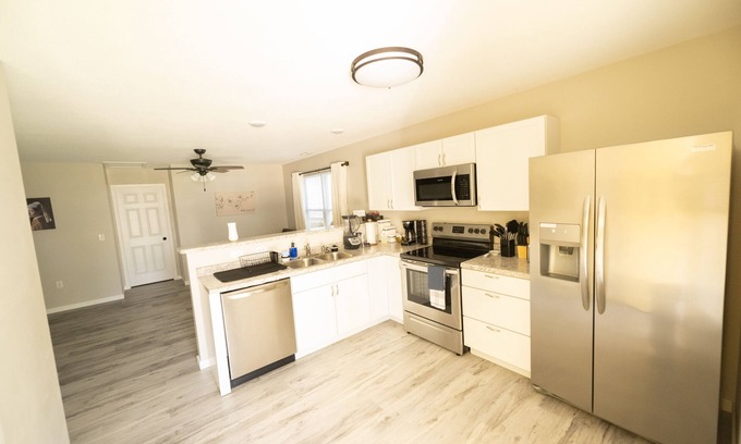 Emporia House | Cozy Retreat - Steps from Peter Pan Park with Spa & Breakfast