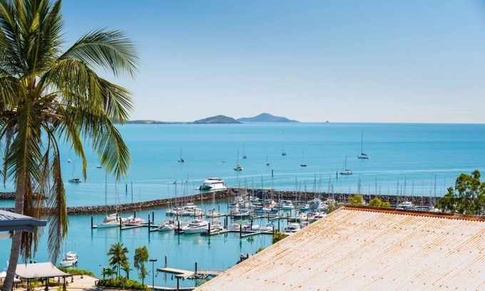 Airlie Beach House | Guest Rated: 9.8 - Cozy Townhouse Steps from Main Street