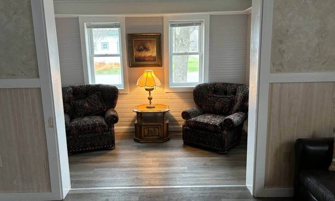 Pine City House | Discover Humble Creek Manor: Peaceful Retreat in Downtown