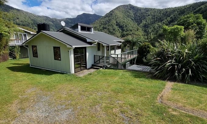 Duncan Bay House | Cozy Kiwi Bach with Ocean View in Duncan Bay