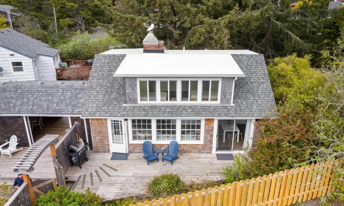 Manzanita House | Hummingbird Cottage: Family-Friendly with Breakfast & Pets