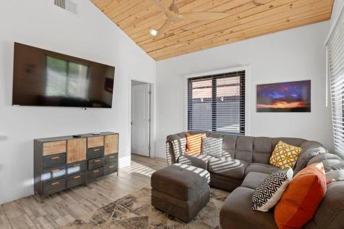 Evans Churchill Apartment | Relaxing Hummingbird Harmony House with BBQ & Hot Tub