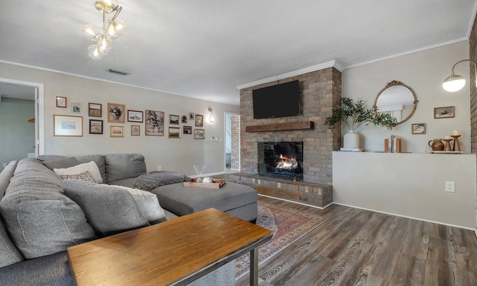San Luis House | Spacious Retreat: 6 Bedrooms, Lake View & Pet Friendly