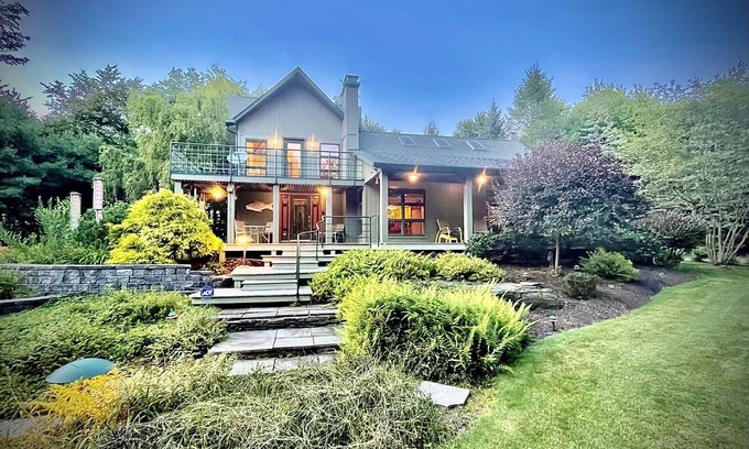 Galeton Cottage | Charming Hummingbird Hideaway: Family-Friendly Getaway