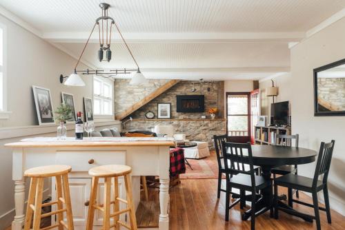 Pine Hill Ski Chalet | Hummingbird House: 4-Star Family & Pet Friendly Retreat