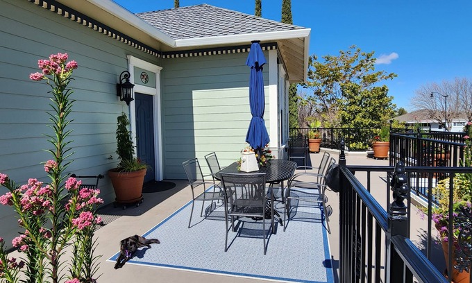 Red Bluff Hotel | Guest Rated 10/10: Hummingbird House with Spa & Breakfast
