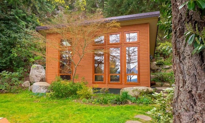 Bowen Island House | Charming Hummingbird Hut: Breathtaking Views & Family-Friendly