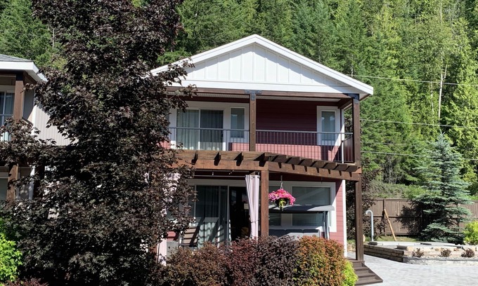Swansea Point House | Exquisite Hummingbird Resort on Mara Lake with Spa & Views